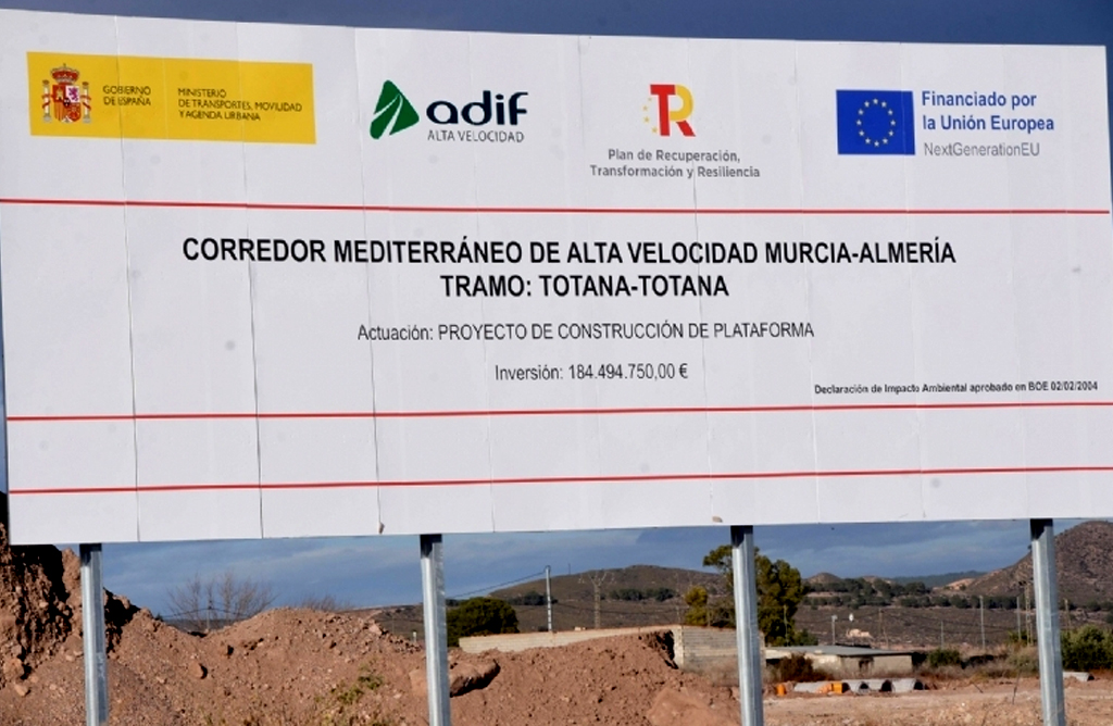 La Plataforma vecinal por el Viaducto de Totana denuncia que las obras no paran y el muro sigue subiendo